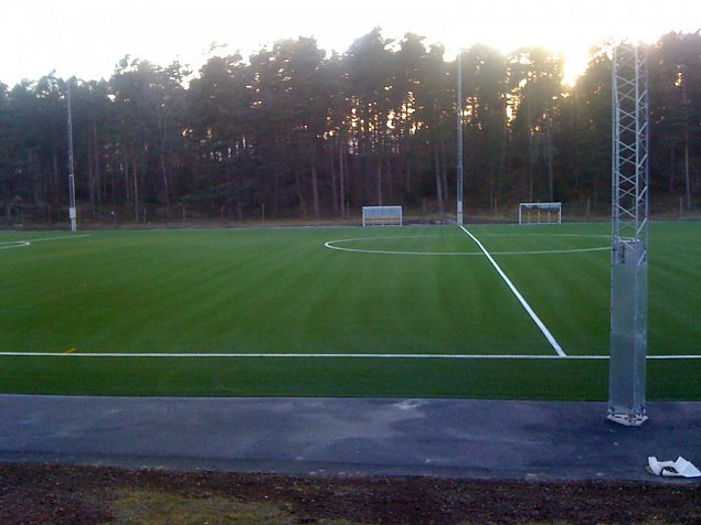 Rohelise muruvaibaga jalgpalliplats on tnu tehismurule kasutatav nii vihmast kui lumest sltumatult, sest ei lhe ka sgiseste niiskete ilmadega kunagi poriseks.  Rohelise muruvaibaga jalgpalliplats on tnu tehismurule kasu.. | Jalgpallistaadionid Rootsis