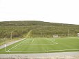 Kunstmurukatted jalgpallivljakul Norras. Roheline muru on n.. | Kunstmurukattega spordivljakud Kunstmurukatted pakuvad rohelist vaipa aastaringselt, tehismuruga jalgpallivljak Norras.  