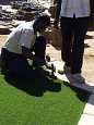 Hooldusvaba aed kunstmurukattega Luna-Aafrika tagaues. Teh.. | Tehismuru Luna-Aafrikas Pildil on tehismuru paigaldamine Luna-Aafrikas.  