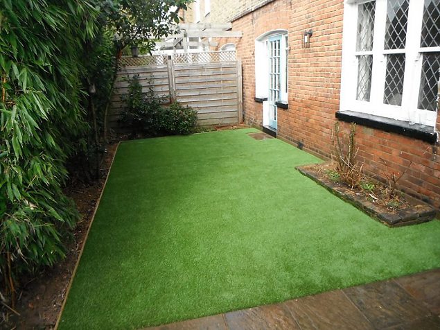 Rohelised vaipkatted Londoni eramajade aedades muudavad tagaued puhtamaks ja hooldusvabamaks.  Rohelised vaipkatted Londoni eramajade aedades muudavad taga.. | Kunstmuru rohelised aiad