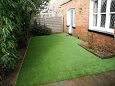 Kunstmuru rohelised aiad Rohelised vaipkatted Londoni eramajade aedades muudavad tagaõued puhtamaks ja hooldusvabamaks.  