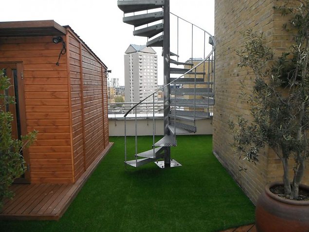 Roheline vaipkate pakub ühtlast ja stiilset viimistlust sopilistele katustele. Roheline vaip Londoni kortermaja katusel muudab katuse hubasemaks ning ei vaja pidevat hooldust. Rohelise vaiba eelisteks on ilmastikukindlus ja aastaringne rohelus.  Loe lähemalt: <a href=http://www.artifgrass.com/Vastupidav_kunstmuru_700.htm>tehismuru paigaldus</a> Roheline vaipkate pakub ühtlast ja stiilset viimistlust sopi.. | Kunstmuru rohelised aiad