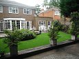 Rohelised vaipkatted Londoni eramajade aedades muudavad taga.. | Kunstmuru rohelised aiad Muru Londoni maja eesaias pakub rohelist vaadet kogu aasta vältel. Kunstmuru ei vaja pügamist ega kastmist ja see muudab muru hooldamise oluliselt lihtsamaks.  