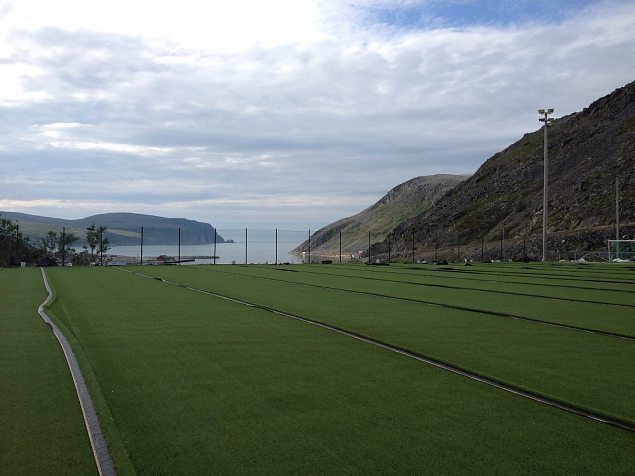 Kunstmurukatted jalgpallivljakul Norras. Roheline muru on nii dekoratiivne kui ka praktiline, sest kunstmuru staadion vajab vhest hooldust.  Kunstmurukatted jalgpallivljakul Norras. Roheline muru on n.. | Kunstmurukattega spordivljakud