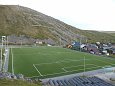 Kunstmuru staadion Norras on ühtlase murukattega ja staadion.. | Kunstmurukattega spordiväljakud Kunstmuru Norras spordiväljakul, pildil on näha muru paigaldamise käigus lisatud valged jooned mis on püsivamad kui tavaline jalgpalliväljaku ääremärgistus.  